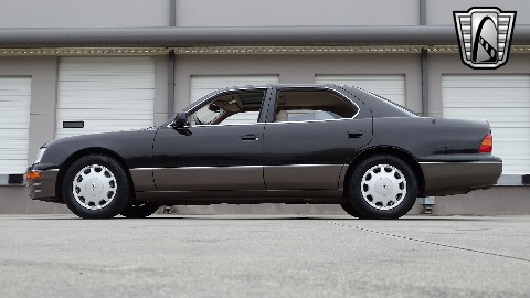1996 Lexus LS400 image 9