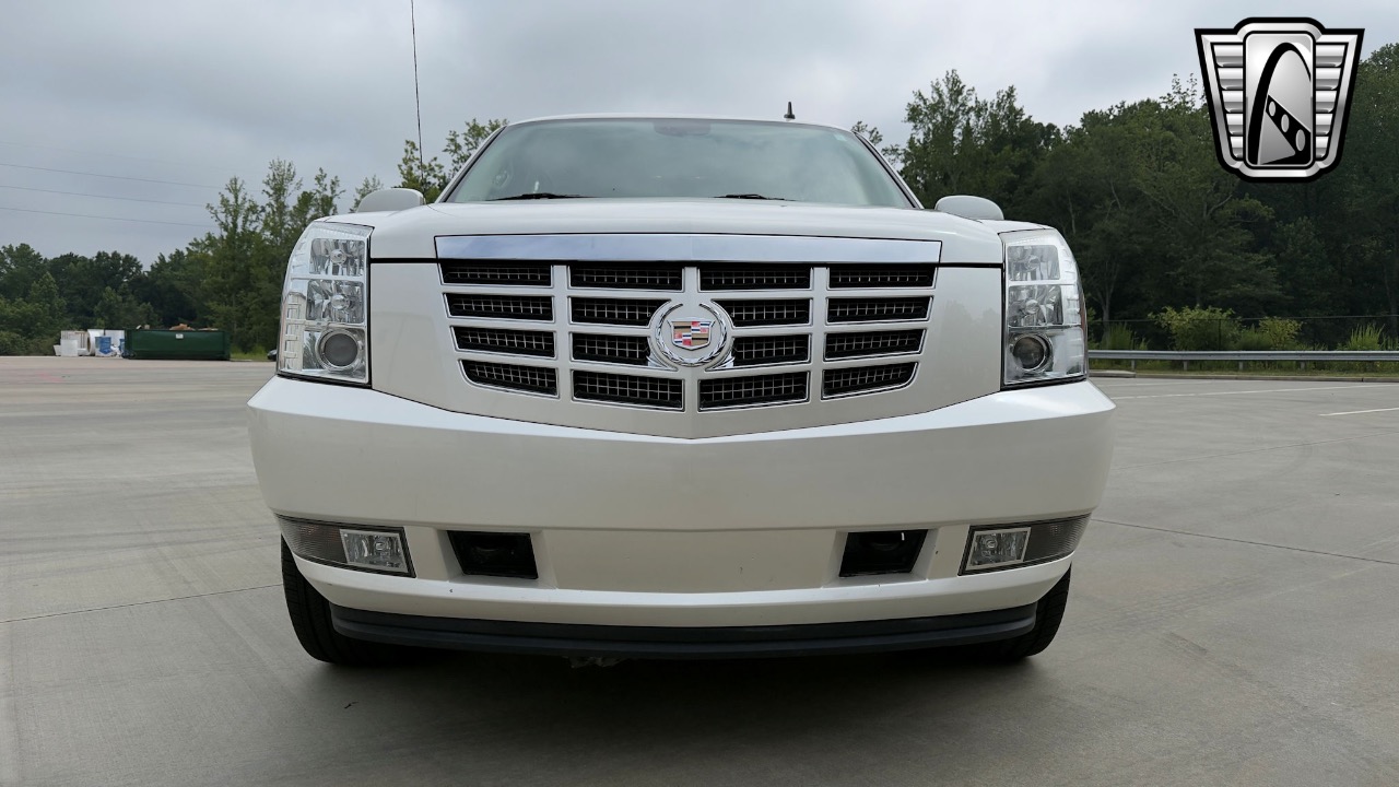 2009 Cadillac Escalade EXT. 2