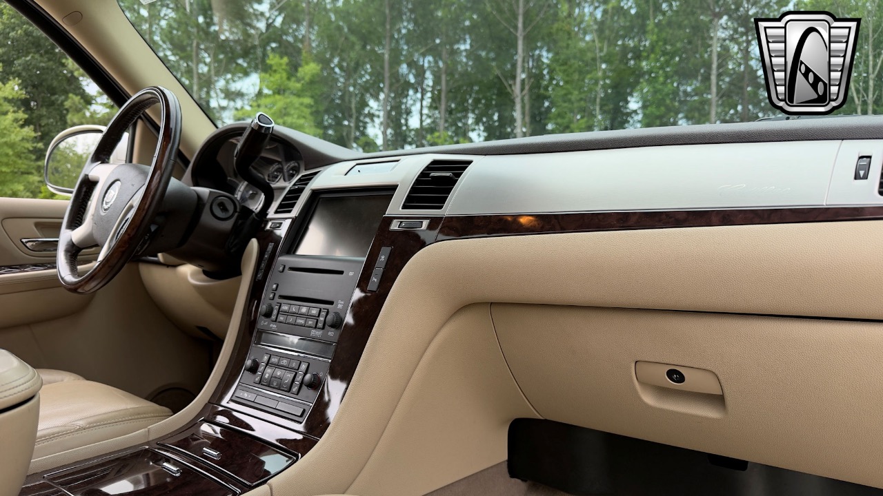 2009 Cadillac Escalade EXT. 22