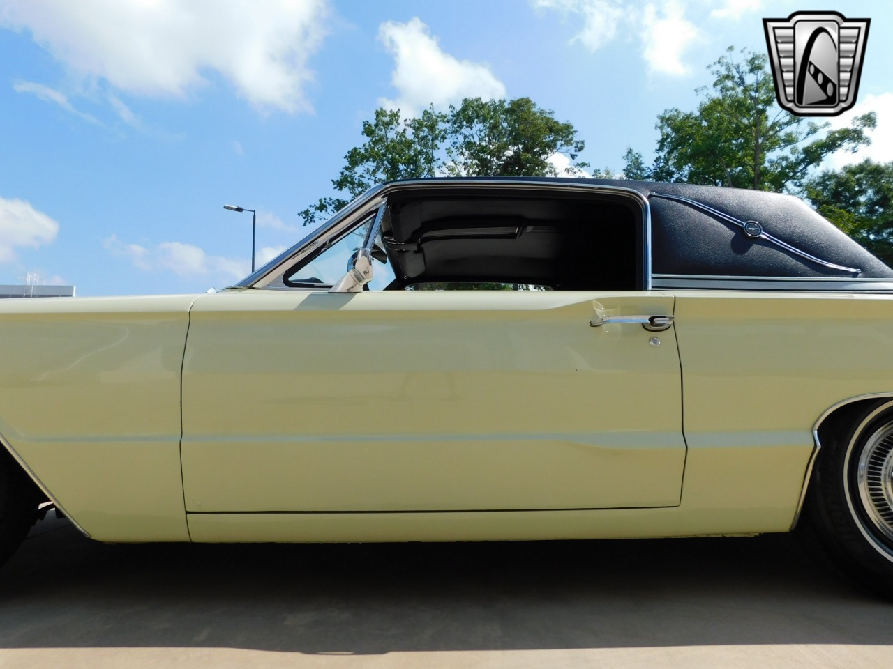 1966 Ford Thunderbird 38