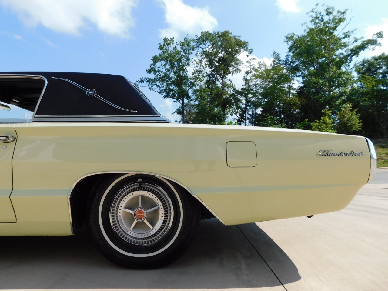 1966 Ford Thunderbird 40