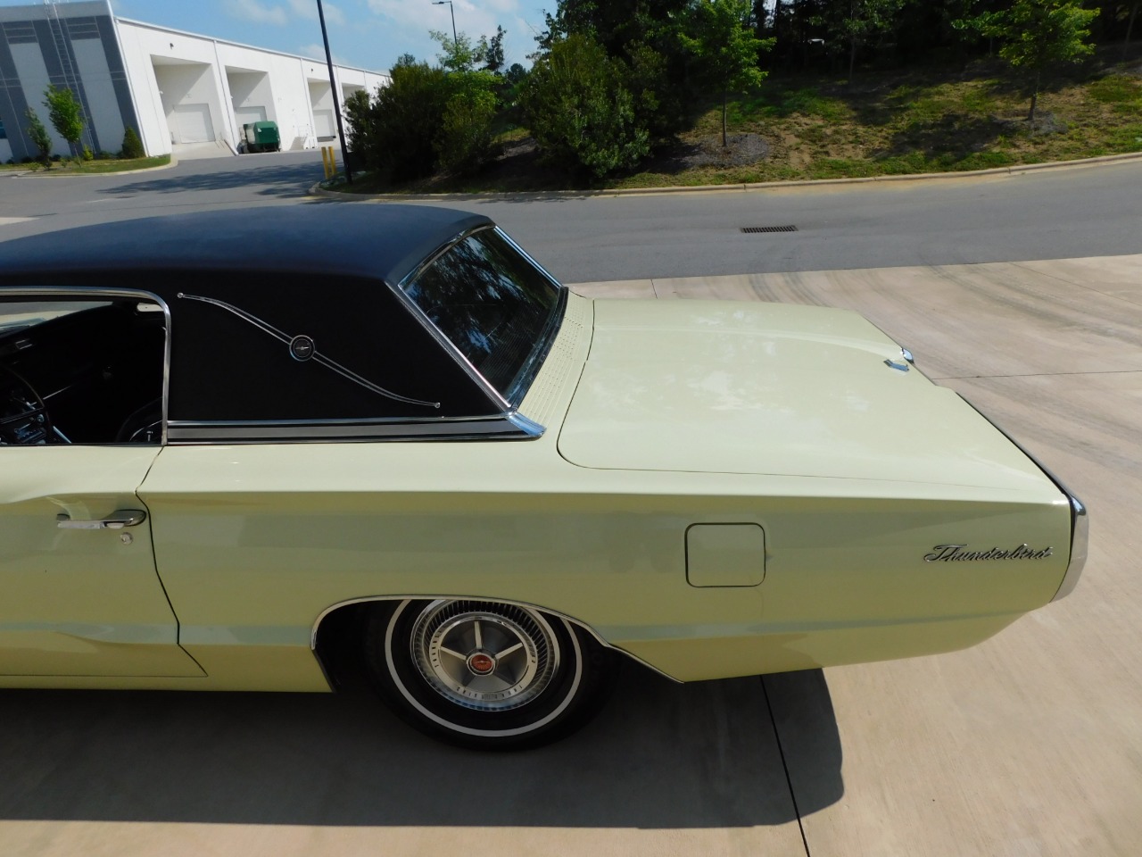 1966 Ford Thunderbird 41