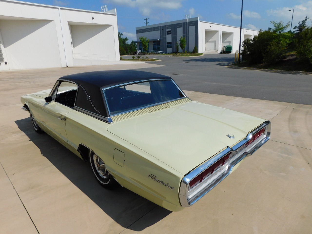 1966 Ford Thunderbird 43