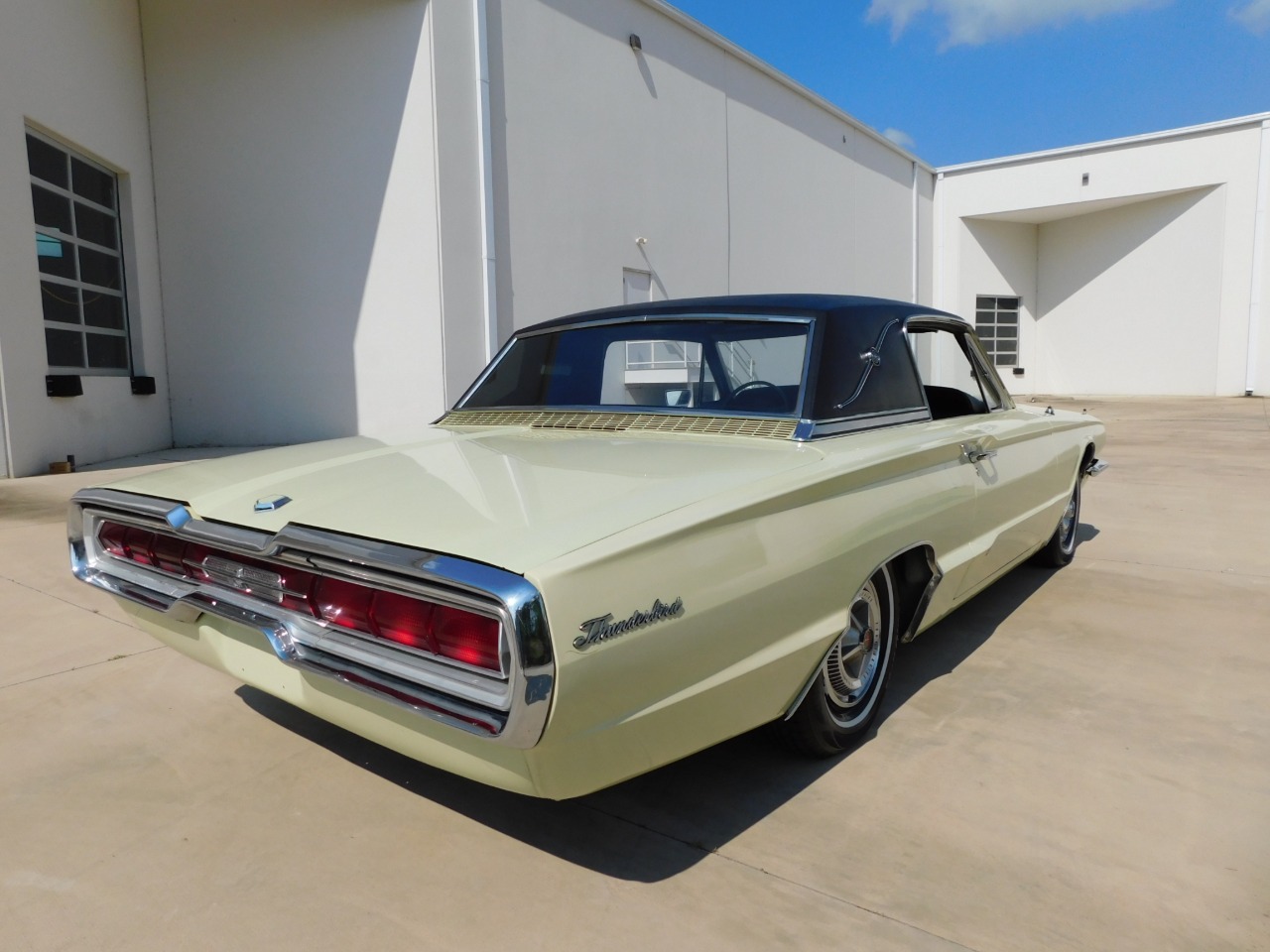 1966 Ford Thunderbird 10