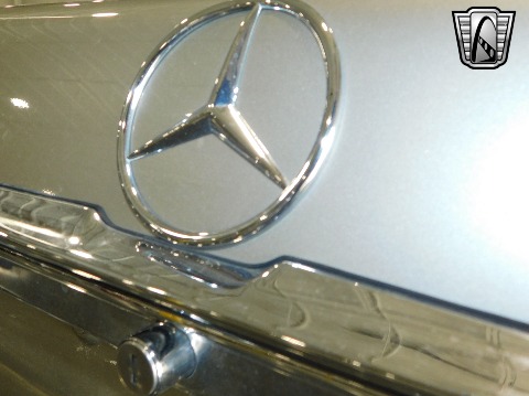 1987 Mercedes-Benz 560SL image 77