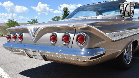 1961 Chevrolet Impala image 23