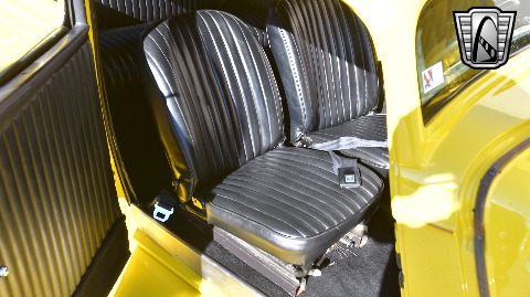 1933 Ford Sedan image 82