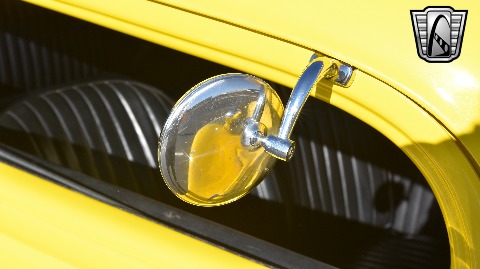 1933 Ford Sedan image 100