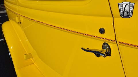 1933 Ford Sedan image 101