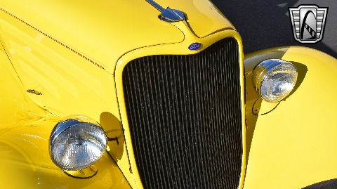 1933 Ford Sedan image 102