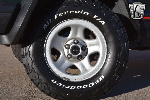 1996 Jeep Cherokee image 29