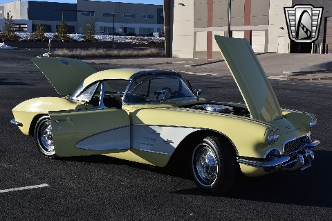 1961 Chevrolet Corvette image 36