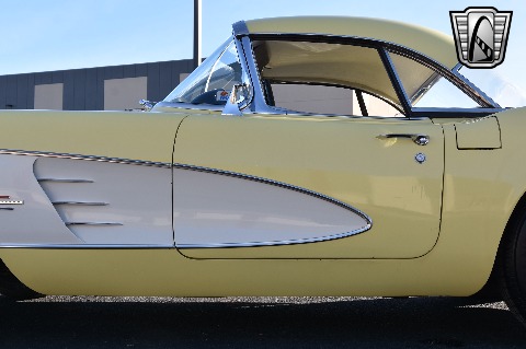 1961 Chevrolet Corvette image 20
