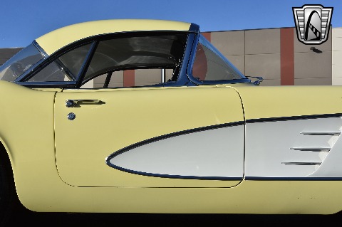 1961 Chevrolet Corvette image 25