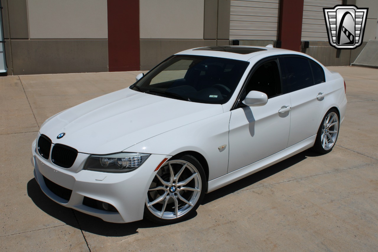 2011 BMW 3 Series 32