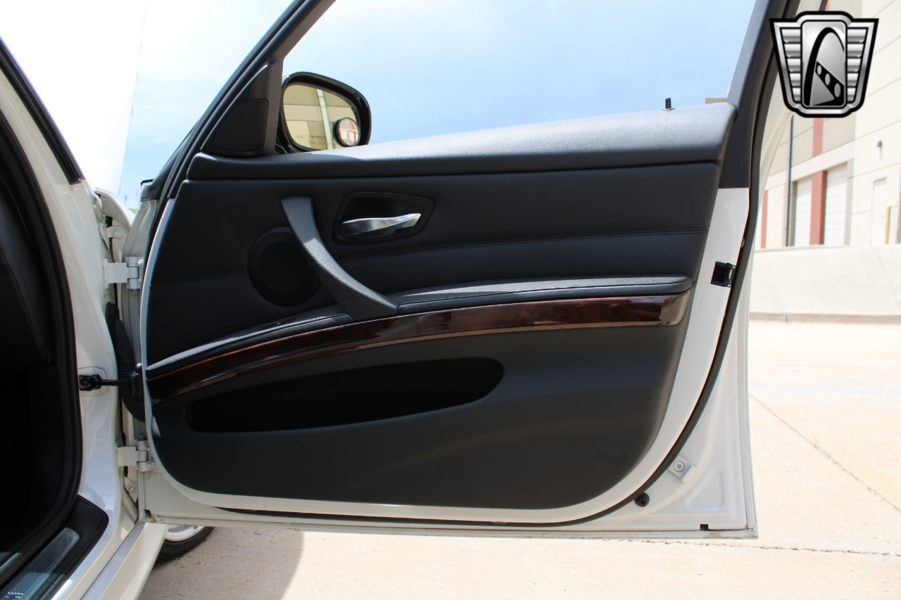 2011 BMW 3 Series 27