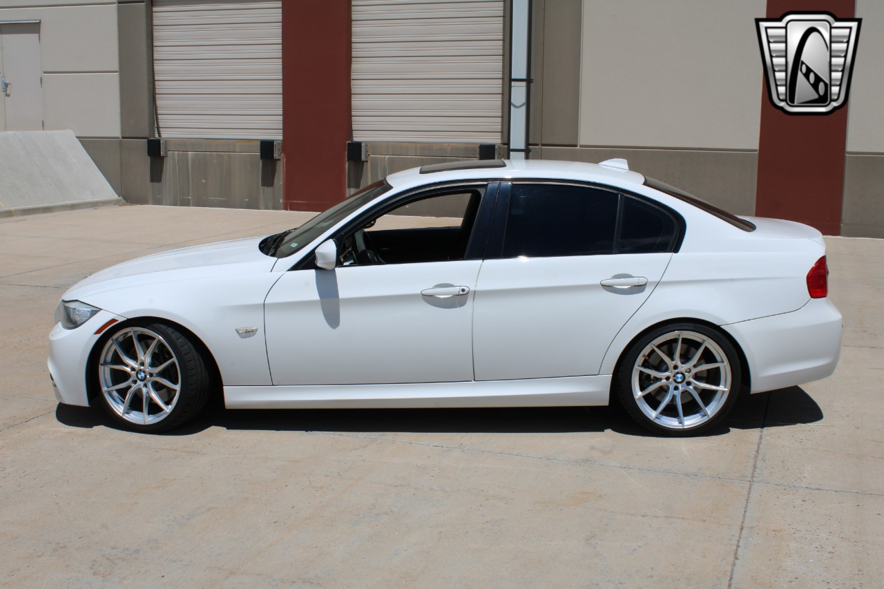 2011 BMW 3 Series 33