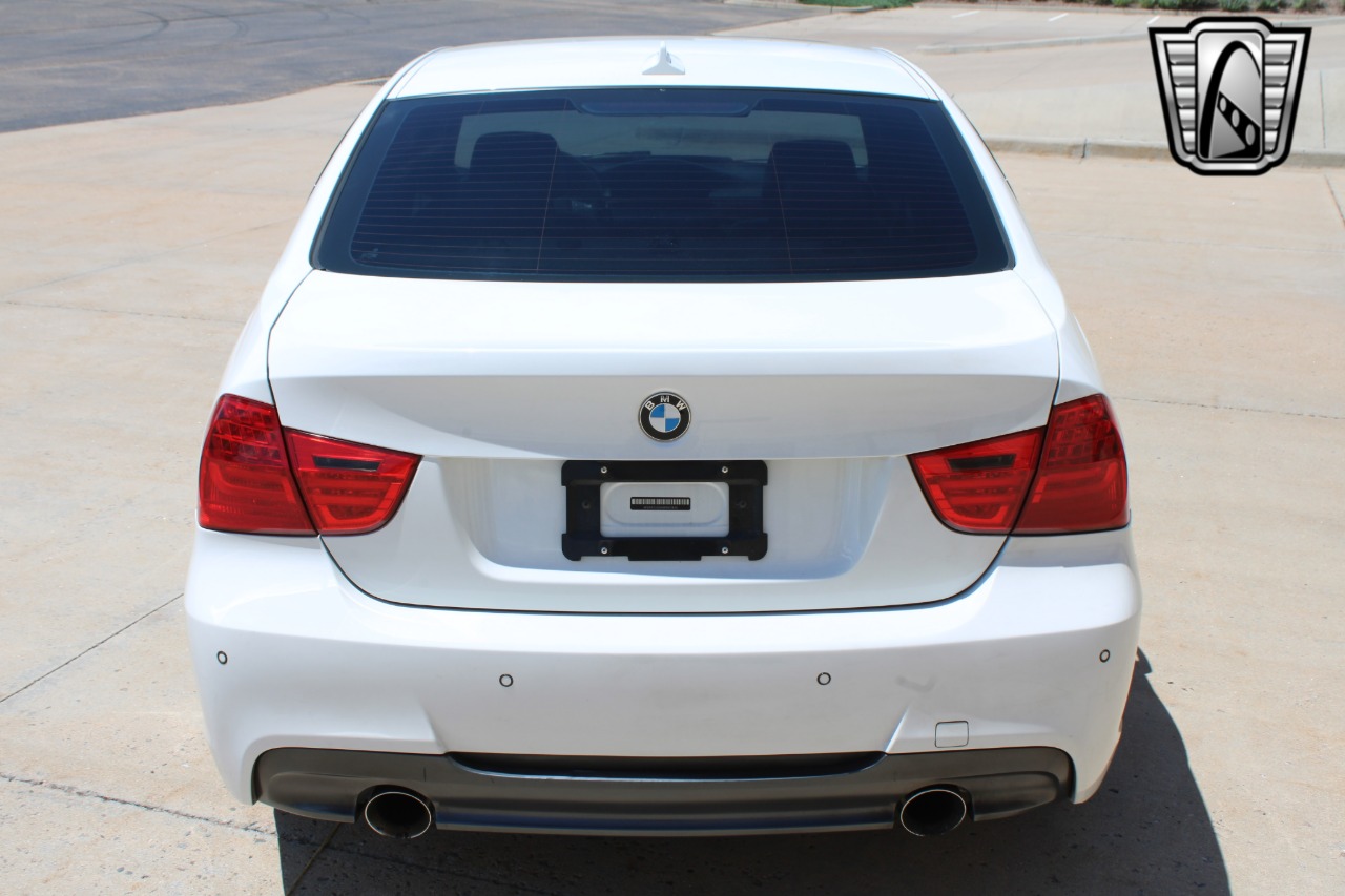 2011 BMW 3 Series 35