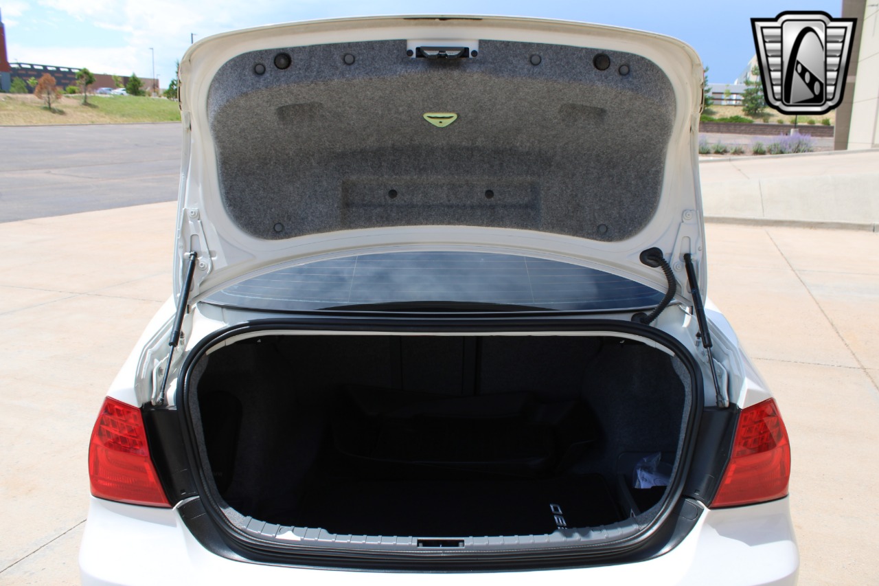 2011 BMW 3 Series 19