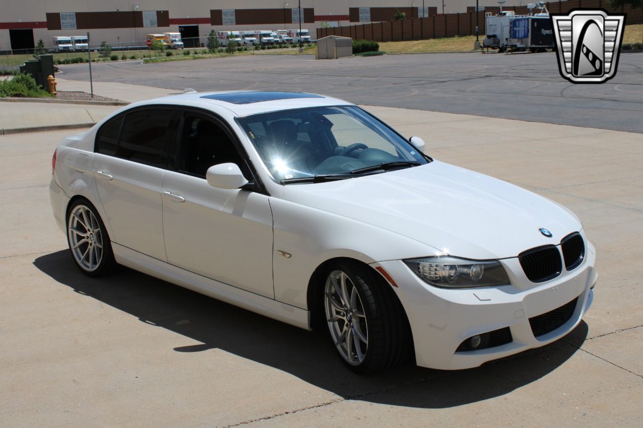 2011 BMW 3 Series 38