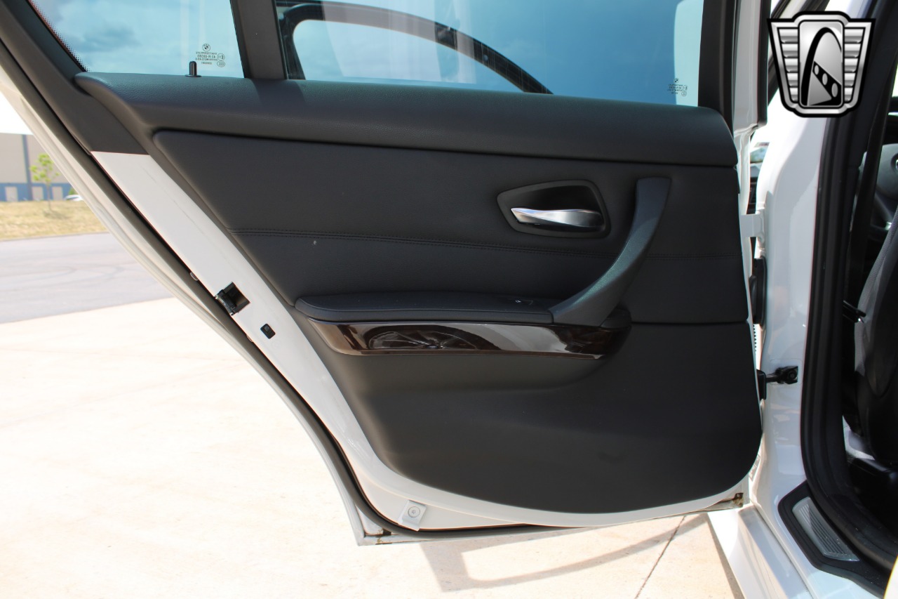 2011 BMW 3 Series 24