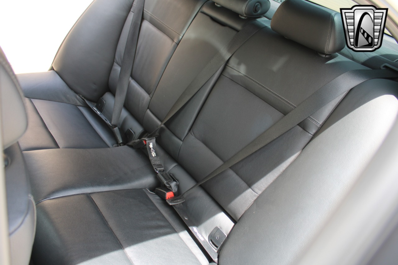 2011 BMW 3 Series 25