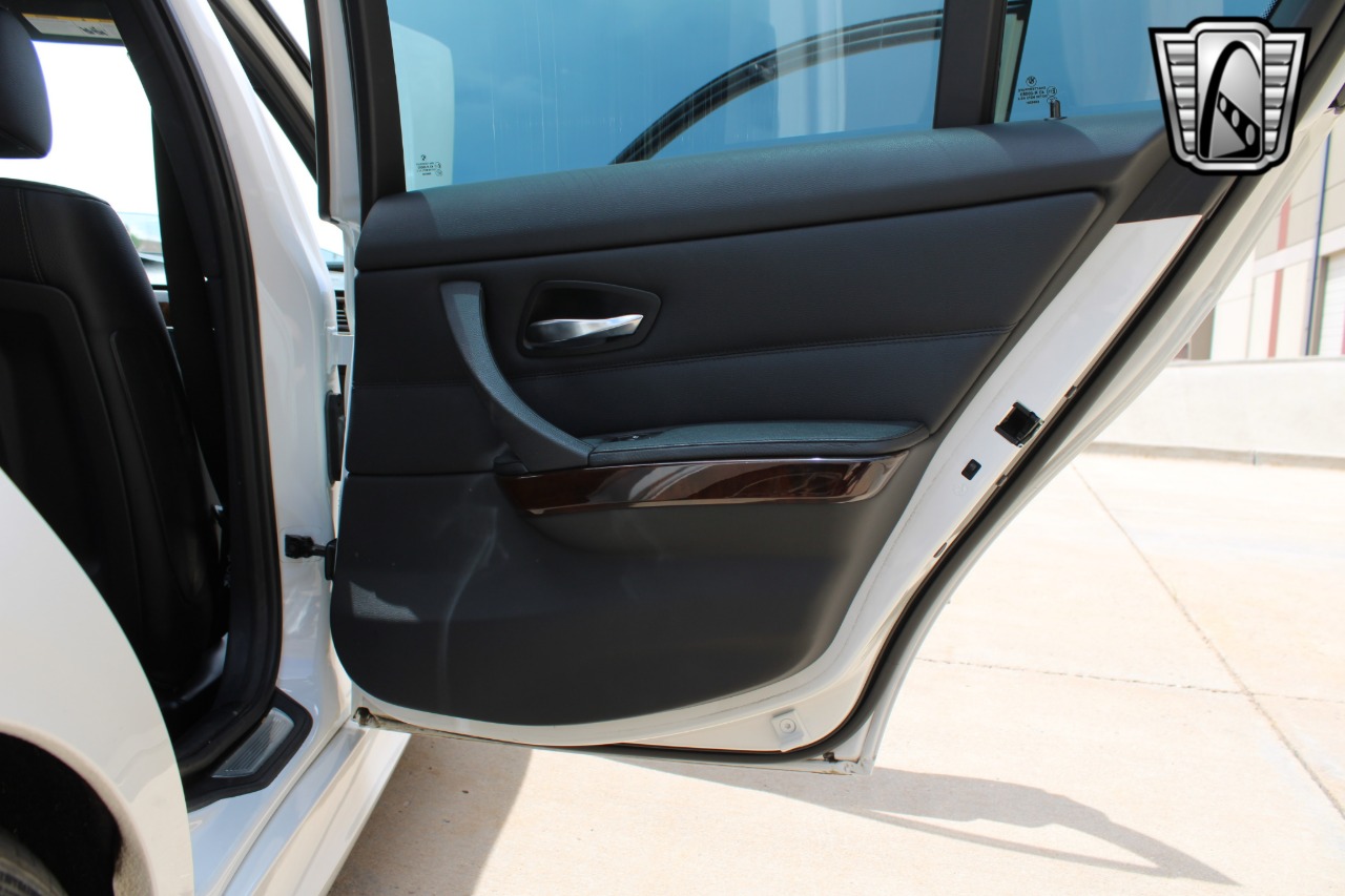 2011 BMW 3 Series 26