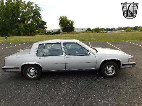 1985 Cadillac Fleetwood image 24