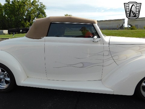 1937 Ford Cabriolet image 27