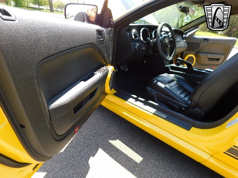 2005 Ford Mustang image 108