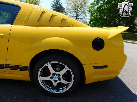 2005 Ford Mustang image 13