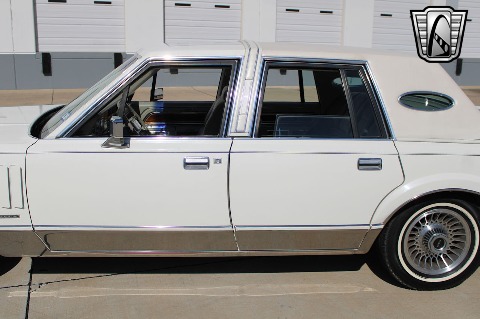 1981 Lincoln Continental image 29