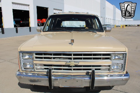 1987 Chevrolet Suburban image 24