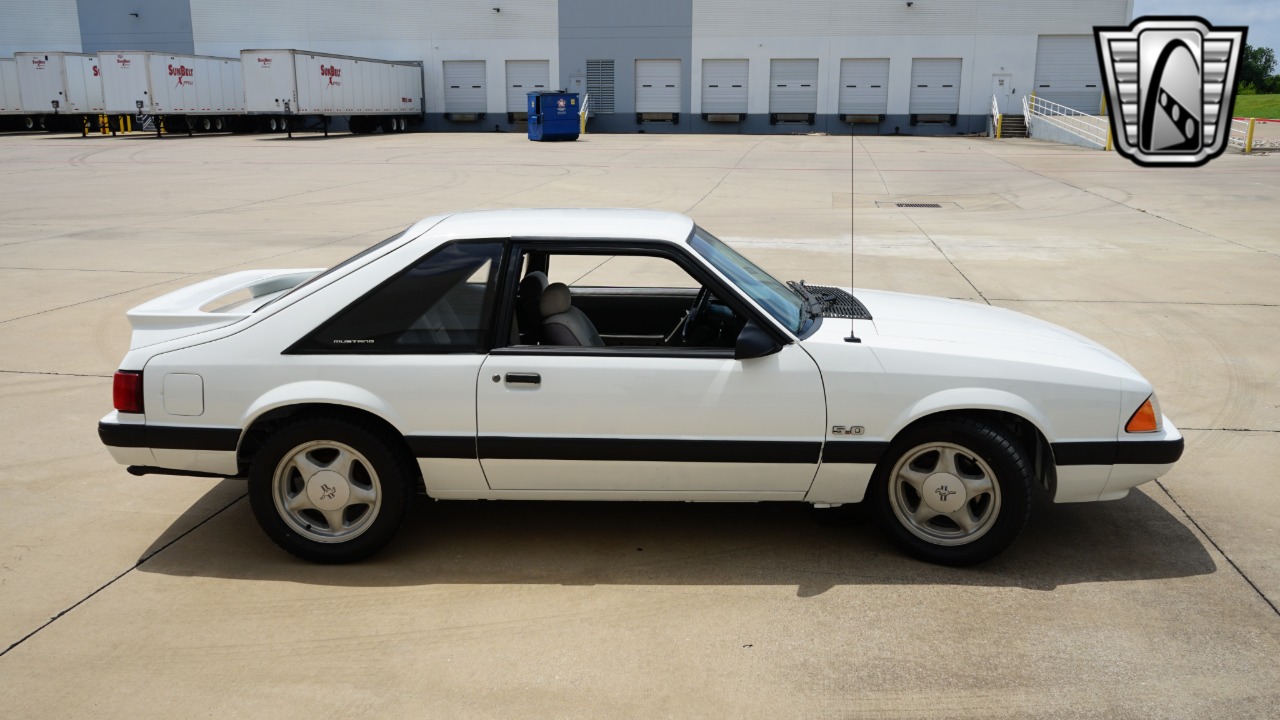 1987 Ford Mustang 35