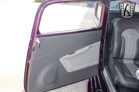 1933 Ford Tudor Sedan image 109