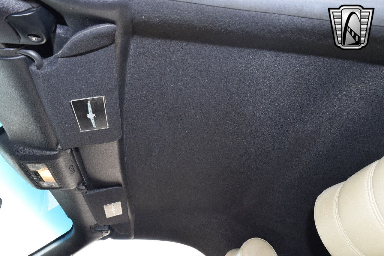 2004 Ford Thunderbird 28