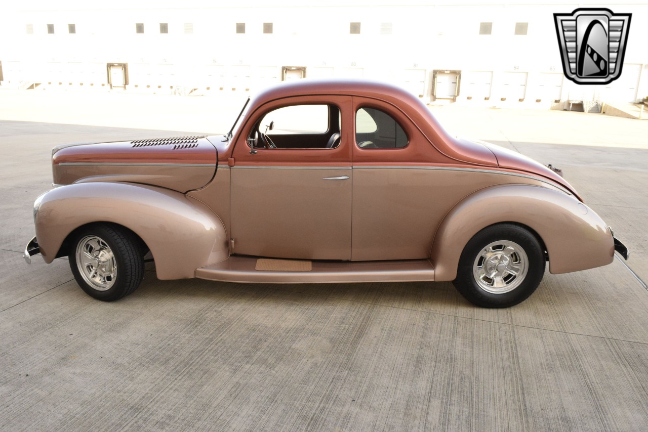 1940 Ford Deluxe 2