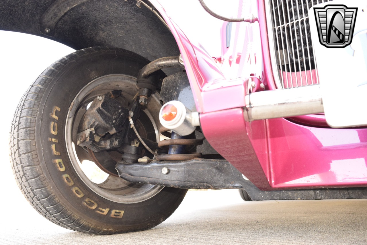 1932 Ford Roadster 11