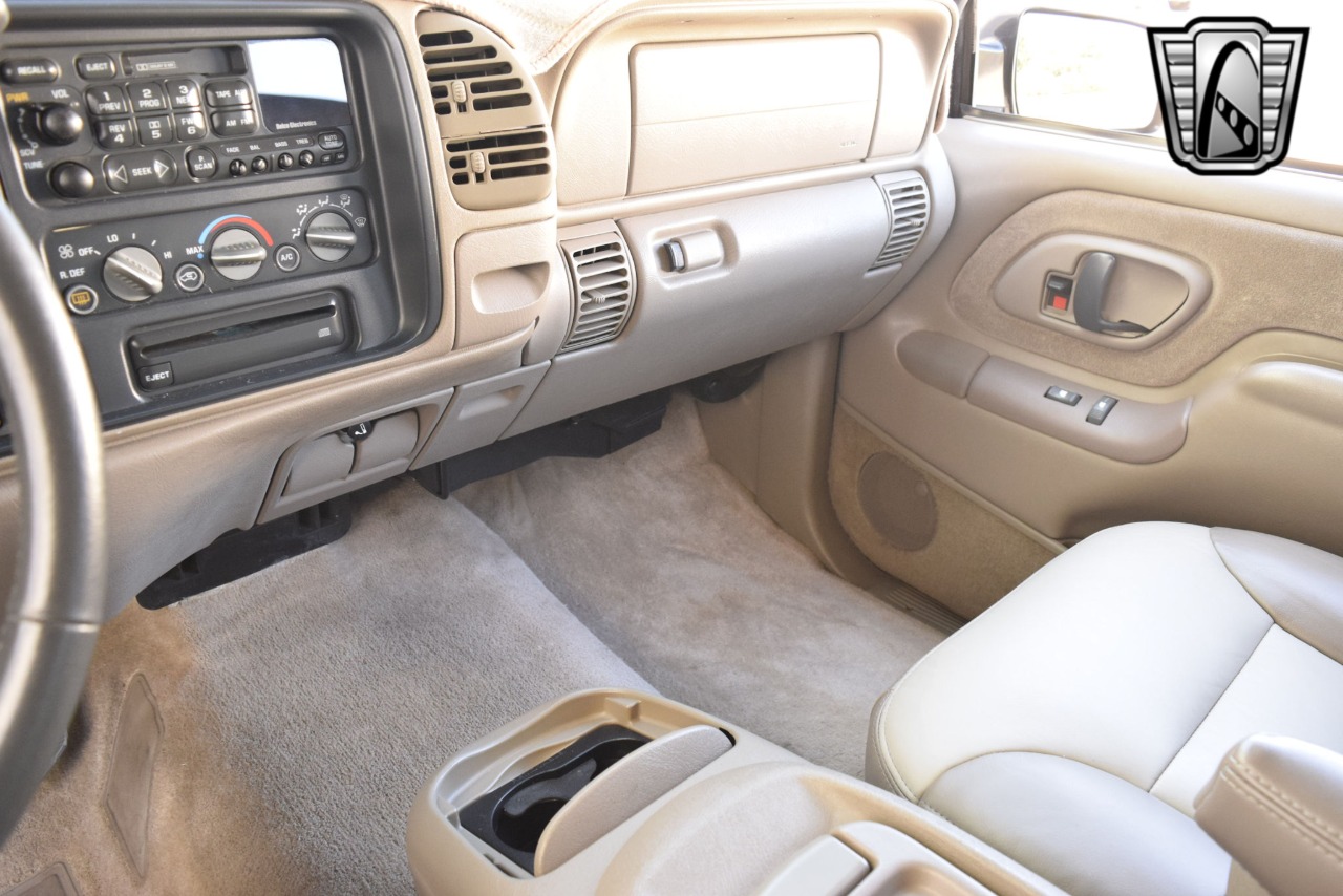 2000 Chevrolet Tahoe 23