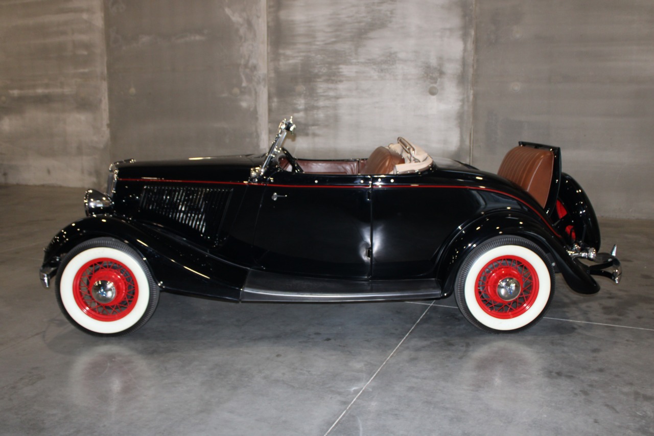1934 Ford Roadster Model 40 Deluxe 2