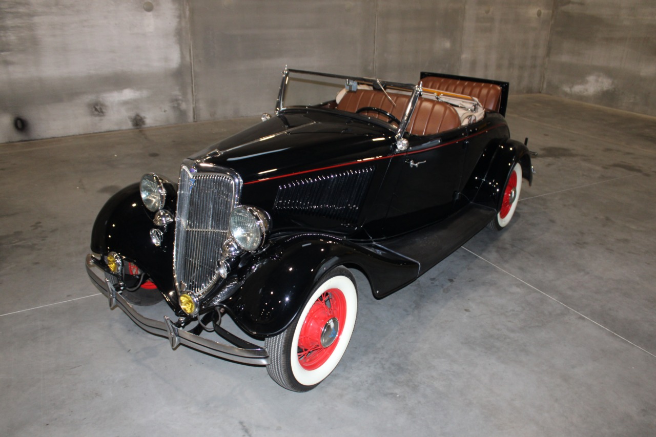 1934 Ford Roadster Model 40 Deluxe 32