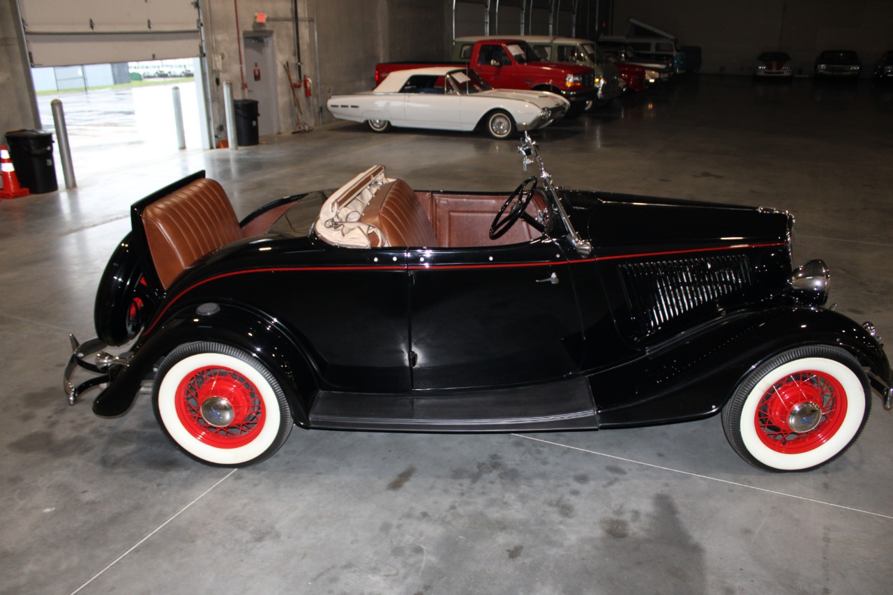 1934 Ford Roadster Model 40 Deluxe 37