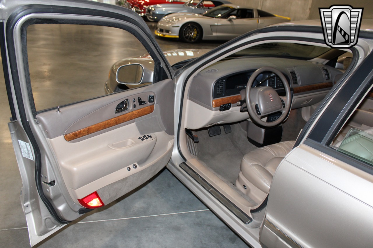 1999 Lincoln Continental 13