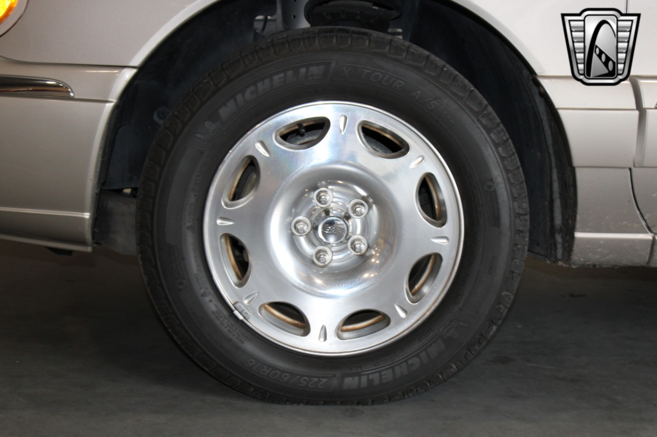 1999 Lincoln Continental 29