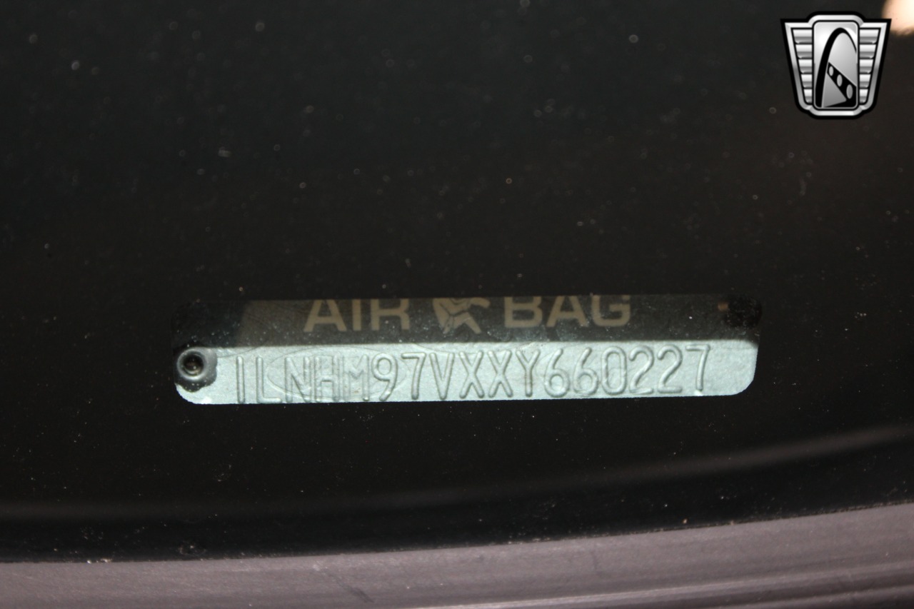 1999 Lincoln Continental 31