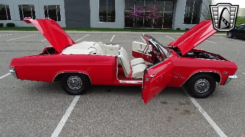 1965 Chevrolet Impala image 36