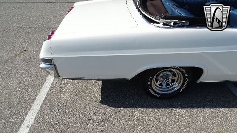 1965 Chevrolet Impala image 32