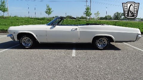 1965 Chevrolet Impala image 16