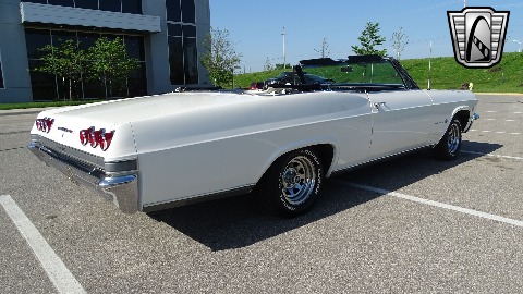 1965 Chevrolet Impala image 19