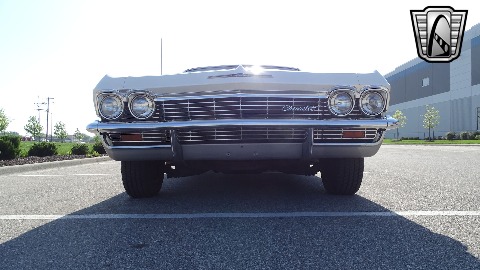 1965 Chevrolet Impala image 22